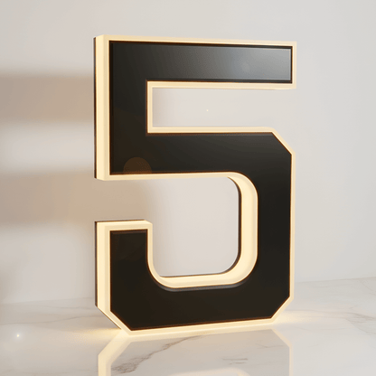 NordLume – Solcellsdriven Husnummerlampa, Sensor & Enkel Montering